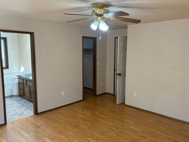Building Photo - 3233 Jeri Dr NE
