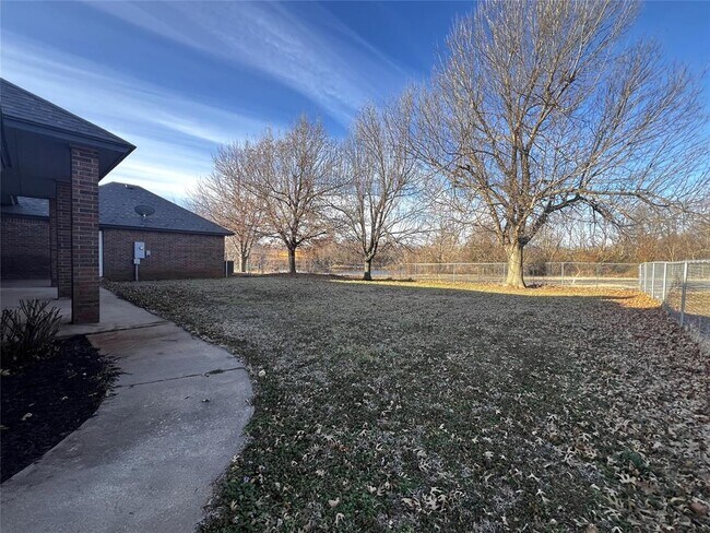 Building Photo - 113 S Mustang Rd