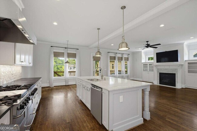 Building Photo - 1452 Woodland Hills Dr NE