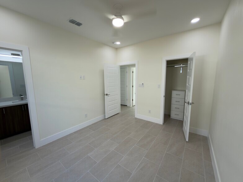 Building Photo - 609 N Alexandrite Ave
