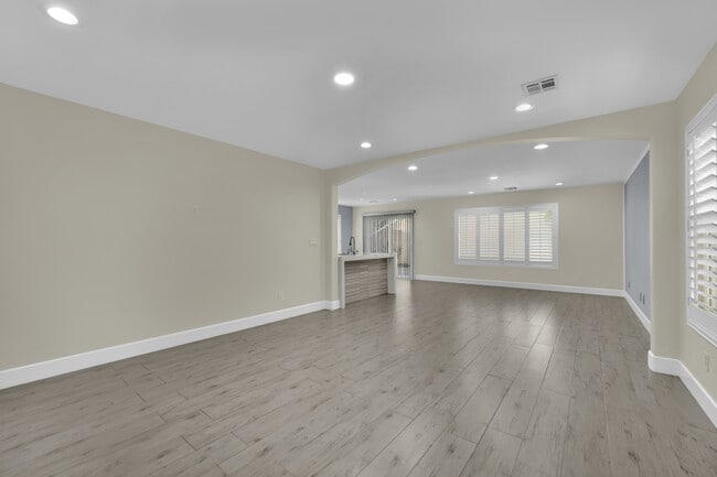 Building Photo - 9645 Grapeland Ave