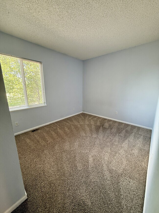 Building Photo - 7070 Mountain Creek Grove