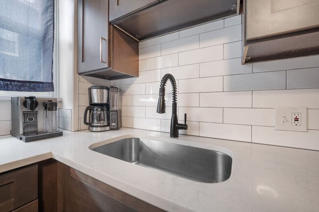 Building Photo - Tastefully updated  2-Bed, 1-Bath Gem in Troy Hill!