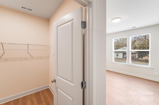 Building Photo - 645 Brookwood St