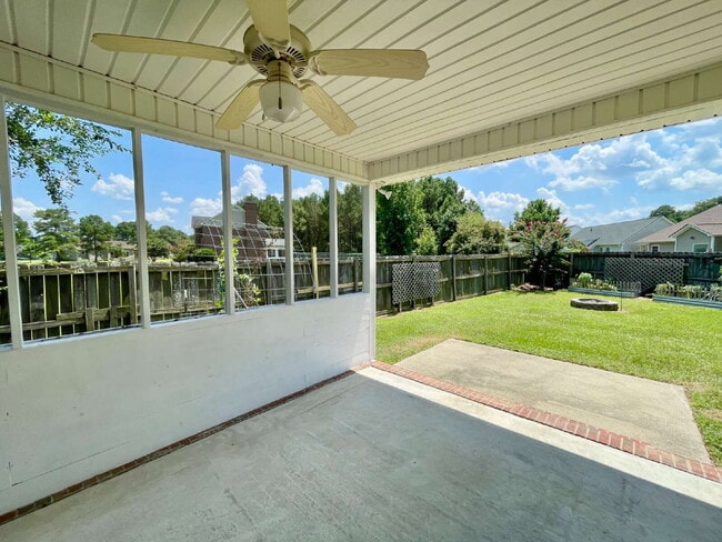 Building Photo - Charming 3-Bedroom Haven With 2 Full Baths...