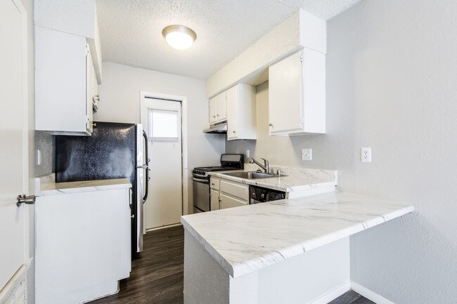 Primary Photo - Telluride Apartments - Hyde Park