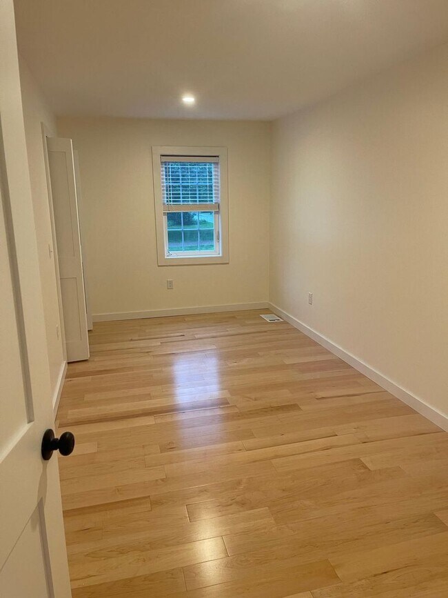 Building Photo - 3 Bedroom Apartment in Colchester VT Available 7/1!