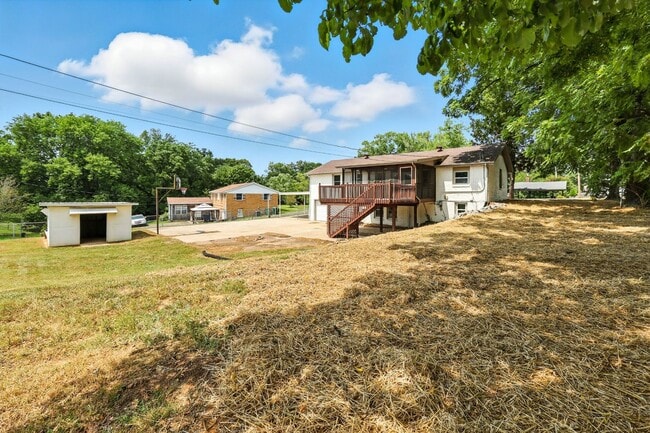 Building Photo - Spacious 3 bedroom home with finished base...