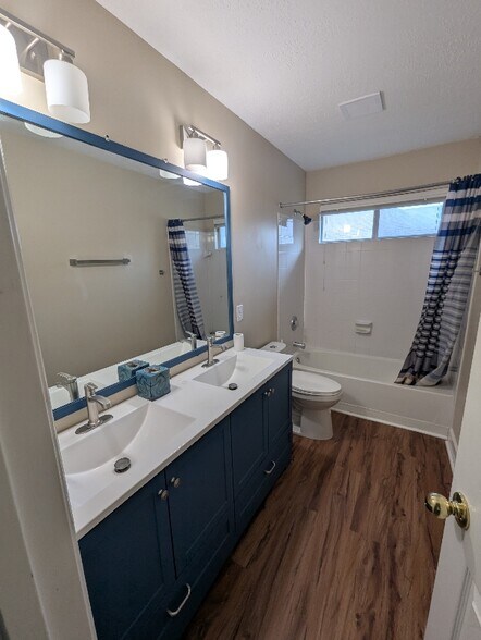 Building Photo - 4030 Harwood Dr