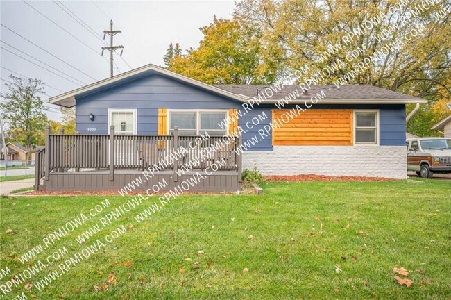 Building Photo - FENCED IN BACKYARD!! 3 Bedroom, 1 Bath Hom...