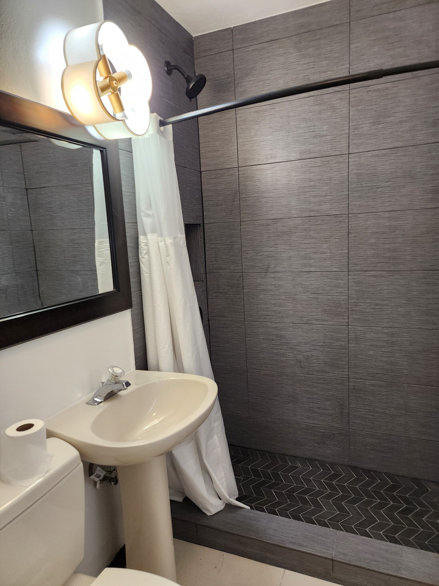 Building Photo - 5372 NE 17th Ave