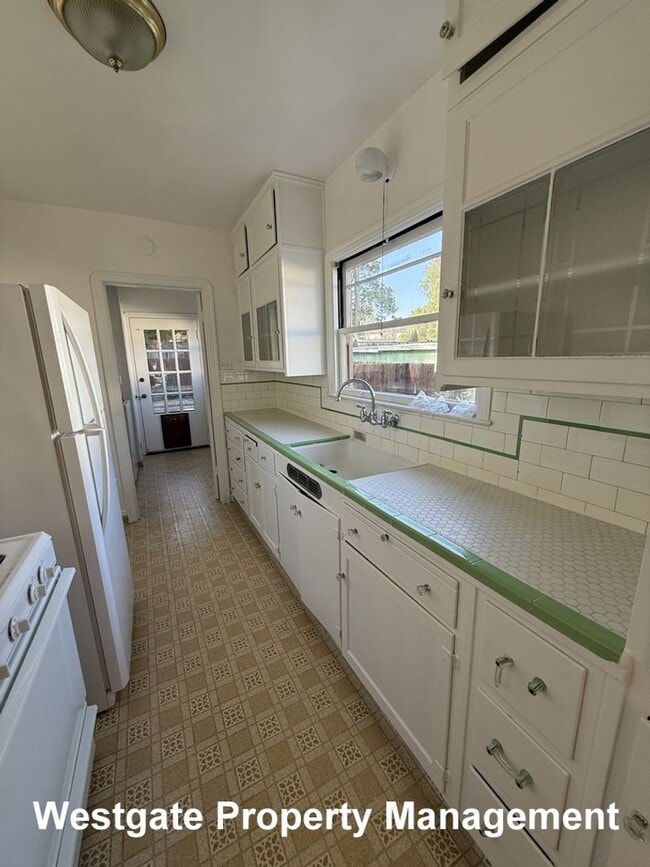 Building Photo - Darling Mediterranean-style 2/1 cottage in West Petaluma - 626 E Street