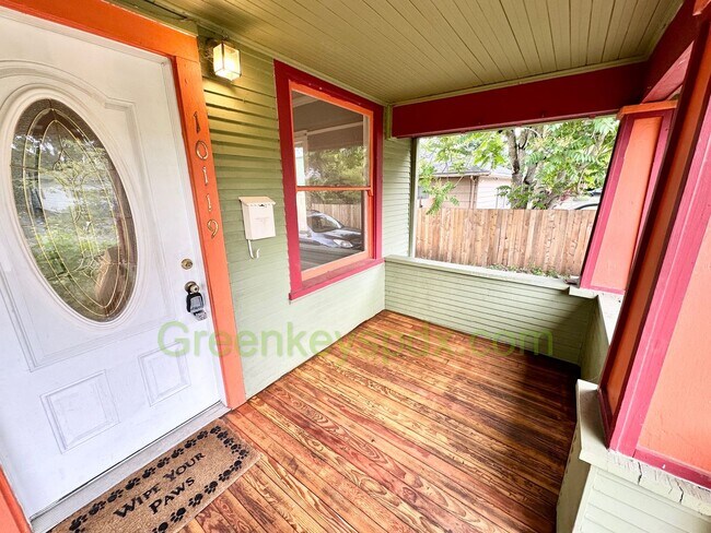 Building Photo - 2-Bedroom House with Fully Fenced Backyard...