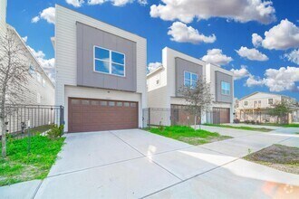 Building Photo - 2507 Des Chaumes St