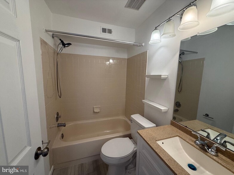 Building Photo - 1705A Heatherstone Ct