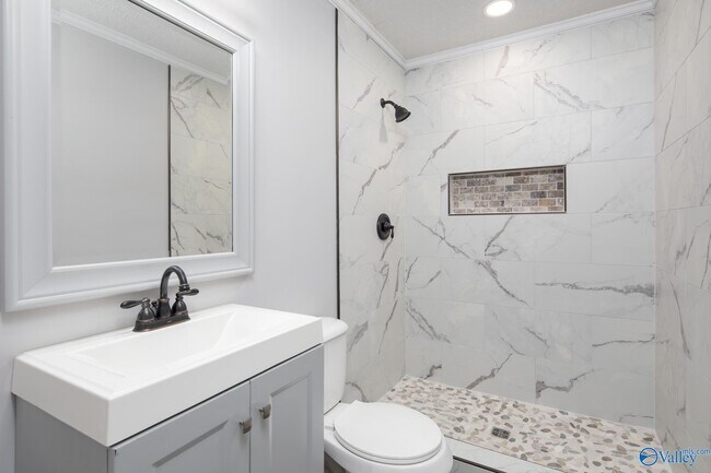 Building Photo - 2624 Excalibur Dr SE