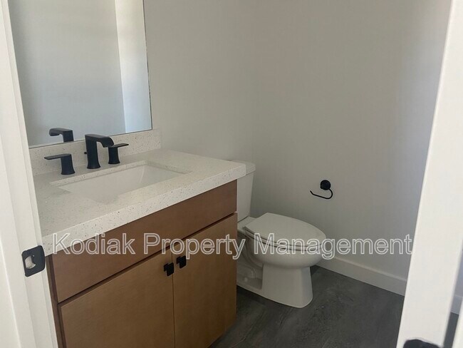 Building Photo - 1439 W Stable St