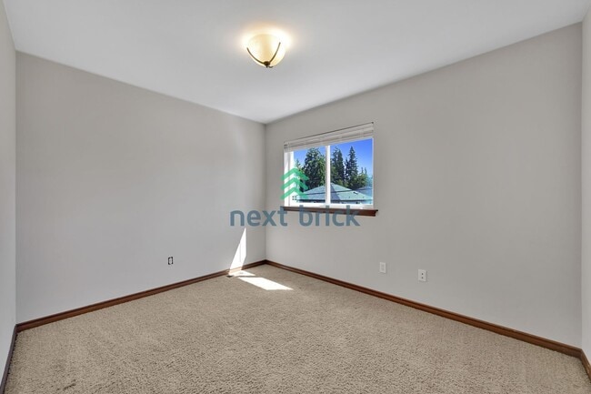 Building Photo - 4 BED & 2.5 SINGLE FAMILY HOUSE FOR RENT