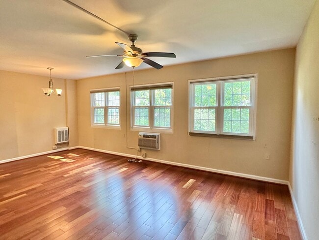 Building Photo - ALEXANDRIA - CLOSE TO PENTAGON - 5 MIN WAL...