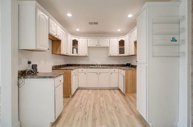 Building Photo - 2539 N 39th Ave