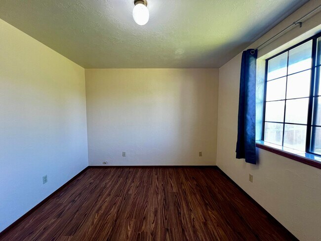 Building Photo - Move in special - $150 off first month's rent!