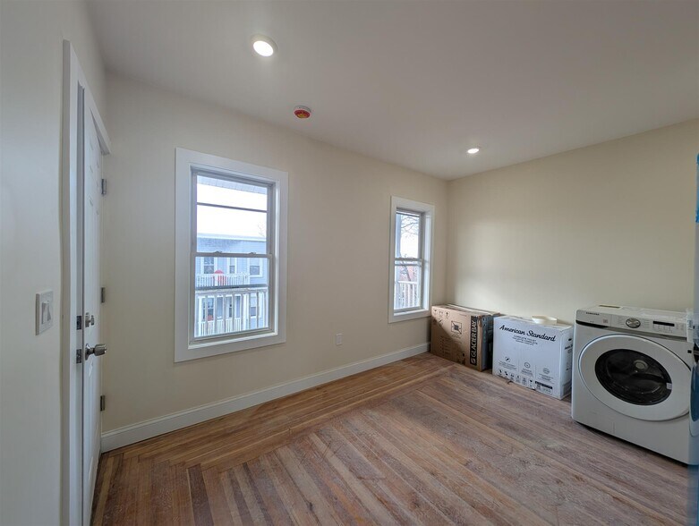 Building Photo - 5 Lowell Cir