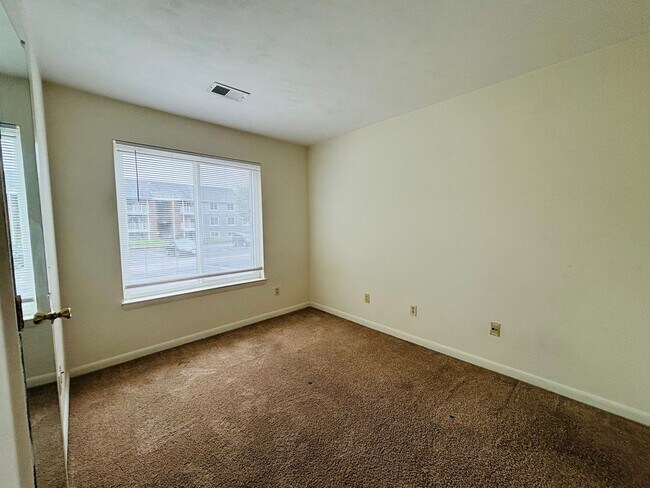 Building Photo - 4 Bedroom 2 Bath