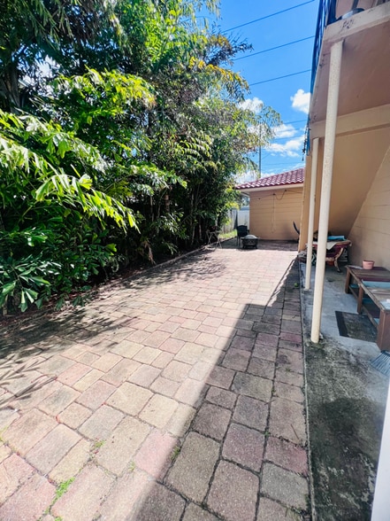 Building Photo - 5645 Central Ave