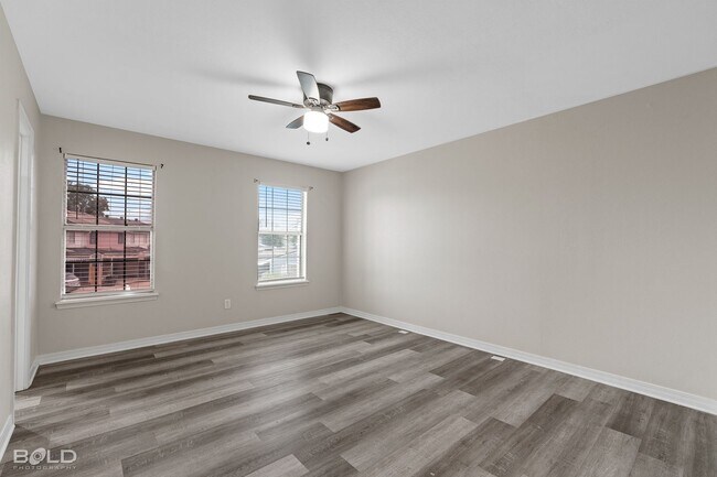 Building Photo - 3 bed 2 bath Town House