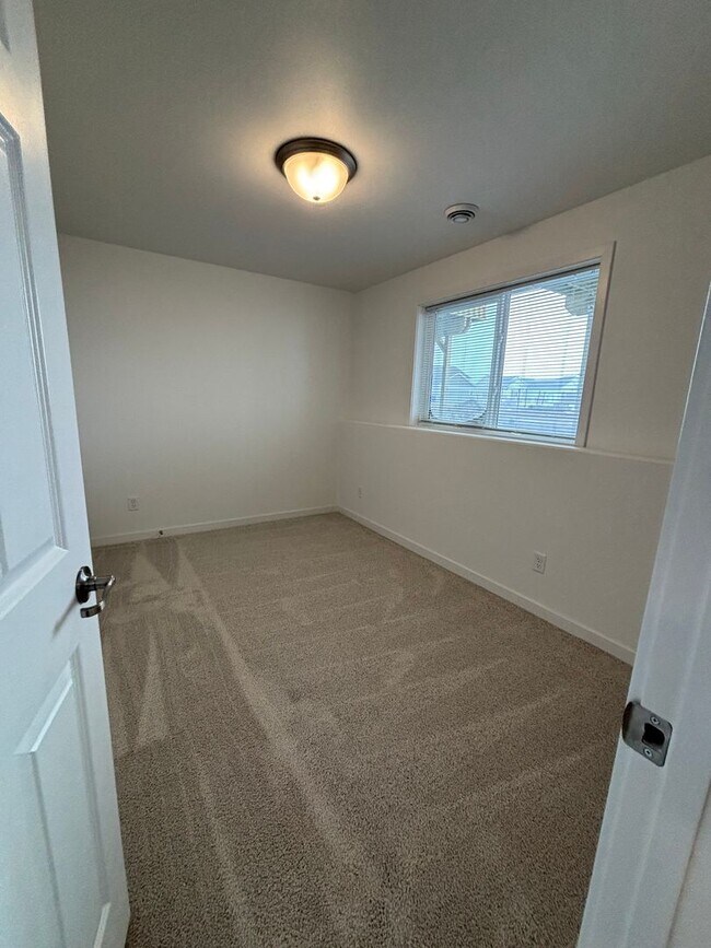 Building Photo - 3 Bed 3 Bath Townhome