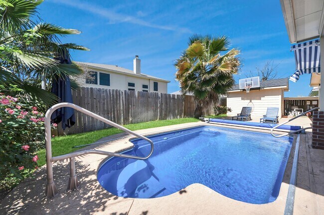 Building Photo - 12711 Laurel Bank Way