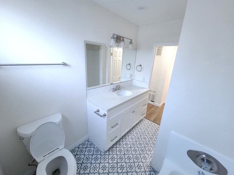 Building Photo - 1414 S Orange Grove Ave