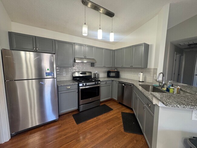 Building Photo - Condo Living in Newport News