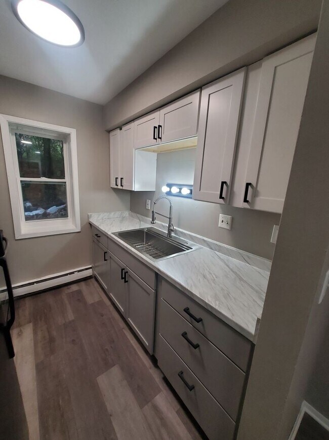 Interior Photo - 1710 Elder St. (10 Unit)