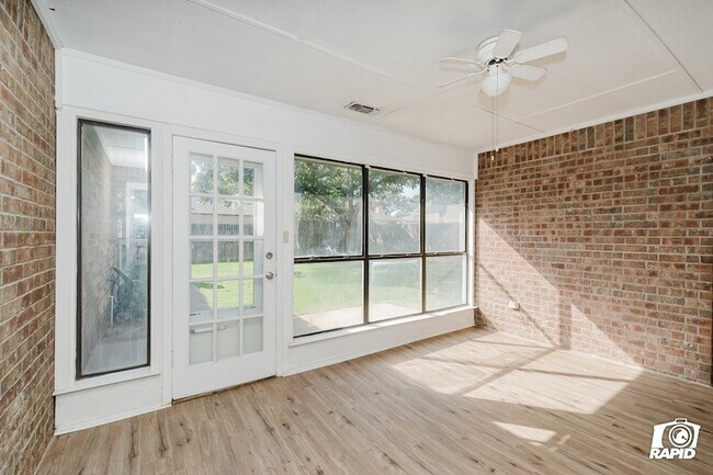 Building Photo - 4911 Sherwood Dr