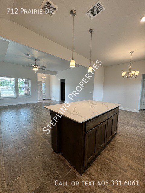 Building Photo - 712 Prairie Dr