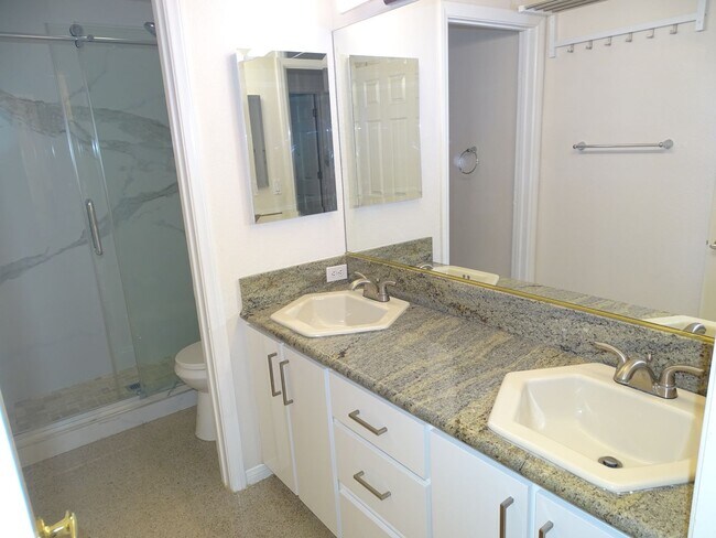 Building Photo - 5 BED Summerlin home w/ 1ST FLOOR BED AND 3/4 BATH