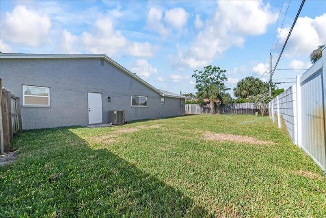 Building Photo - Stunning Newly Rehabbed Single-Family Home — Modern Design • Near Beach, Shopping & Dining!