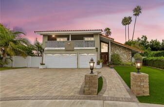 Building Photo - 4 bed 3 bath POOL on HUGE Lot!