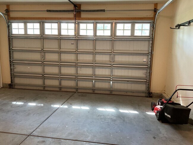 Building Photo - 4 Bedroom 2.5 Bathroom located in Old Mill...