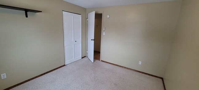 Building Photo - Spacious 4 Bedroom home