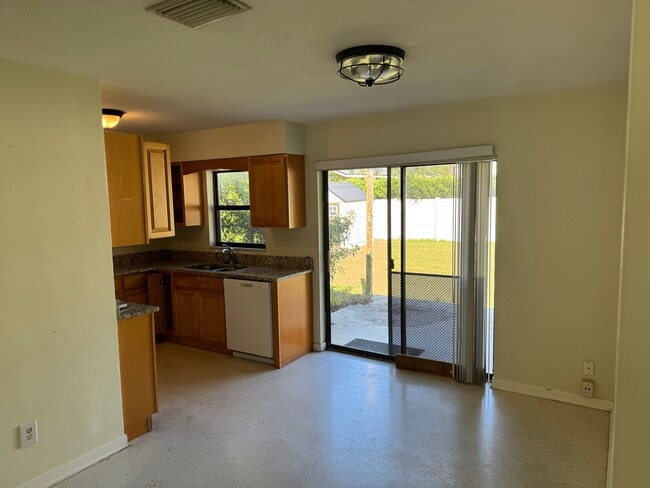 Building Photo - 515 E Miller St