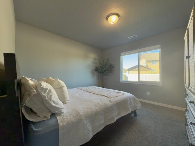 Building Photo - 1816 S Ridgetop Dr