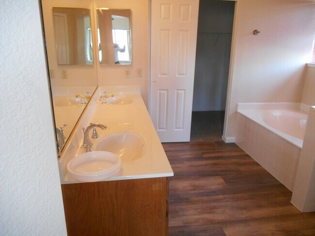 Building Photo - Wonderful 3 Bedroom home with 3 car garage.