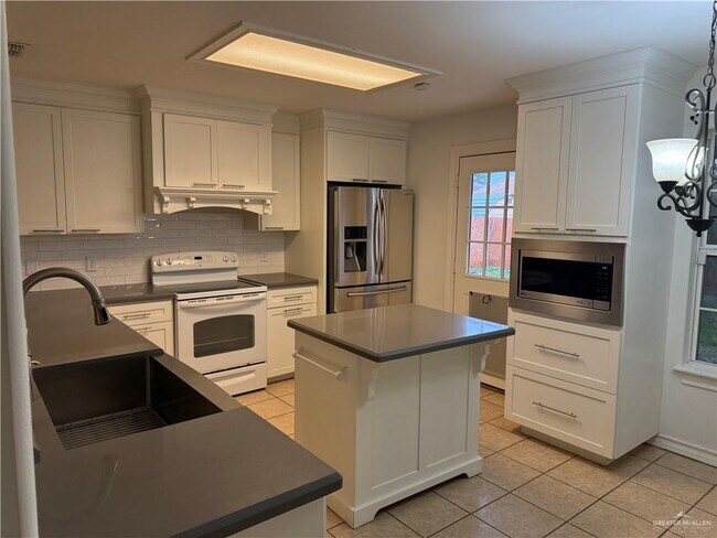 Building Photo - 25 Frontier Dr