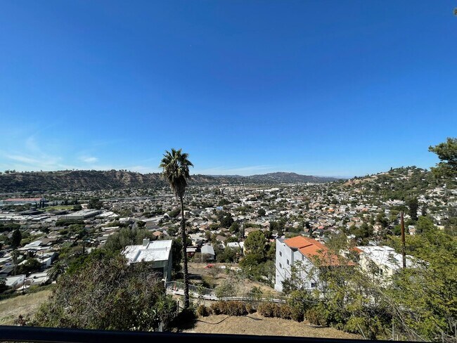 Building Photo - Gorgeous 5 Bed House - Amazing View!