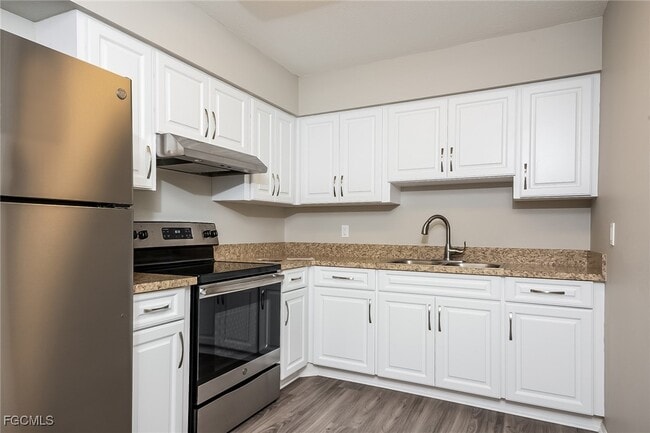 Building Photo - 744 Pineland Ave