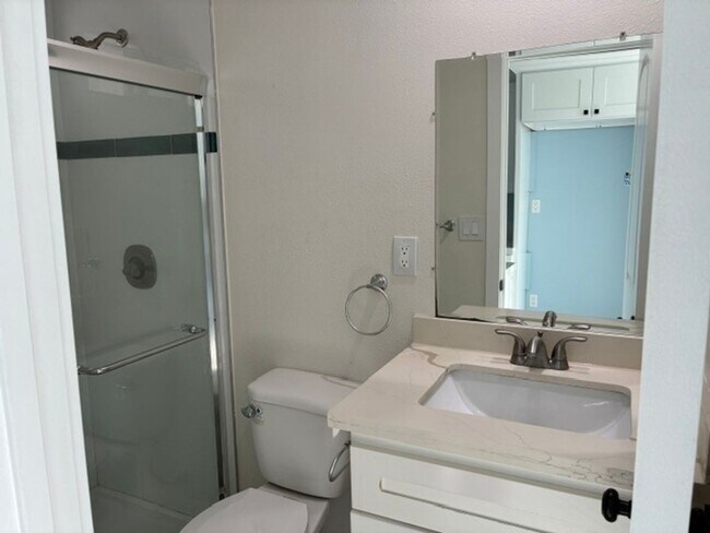 Building Photo - 5 Bedroom 4 Bath House in Garden Grove