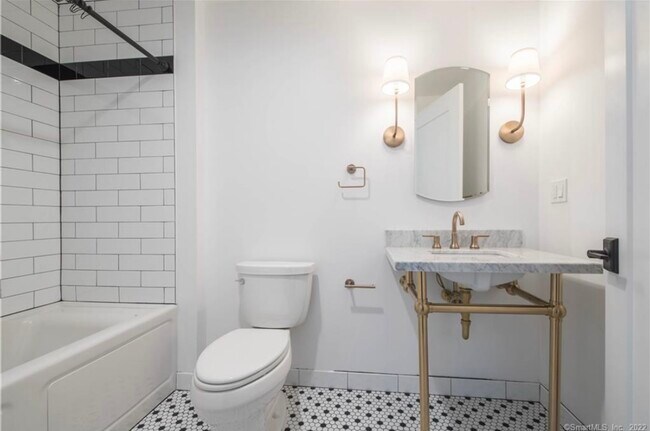 Building Photo - 136 Main St