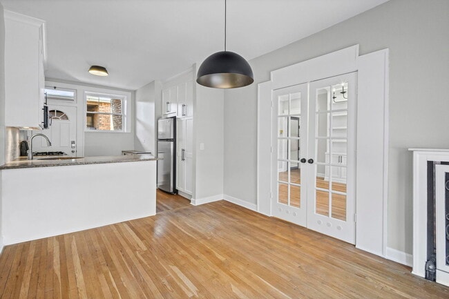 Building Photo - 537 W Brompton Ave